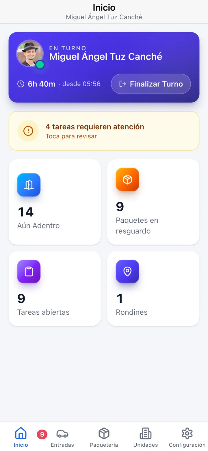 Pantalla principal de la app de guardias de Koti con el turno en curso, personas adentro, paquetes en caseta y rondines del día.