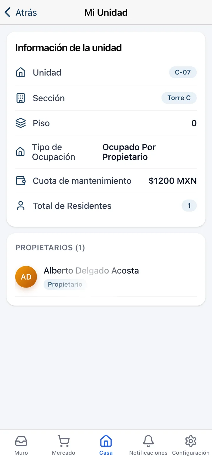 Pantalla "Mi Unidad" de la app de Koti con la unidad, sección, piso, tipo de ocupación, cuota de mantenimiento y los propietarios registrados.