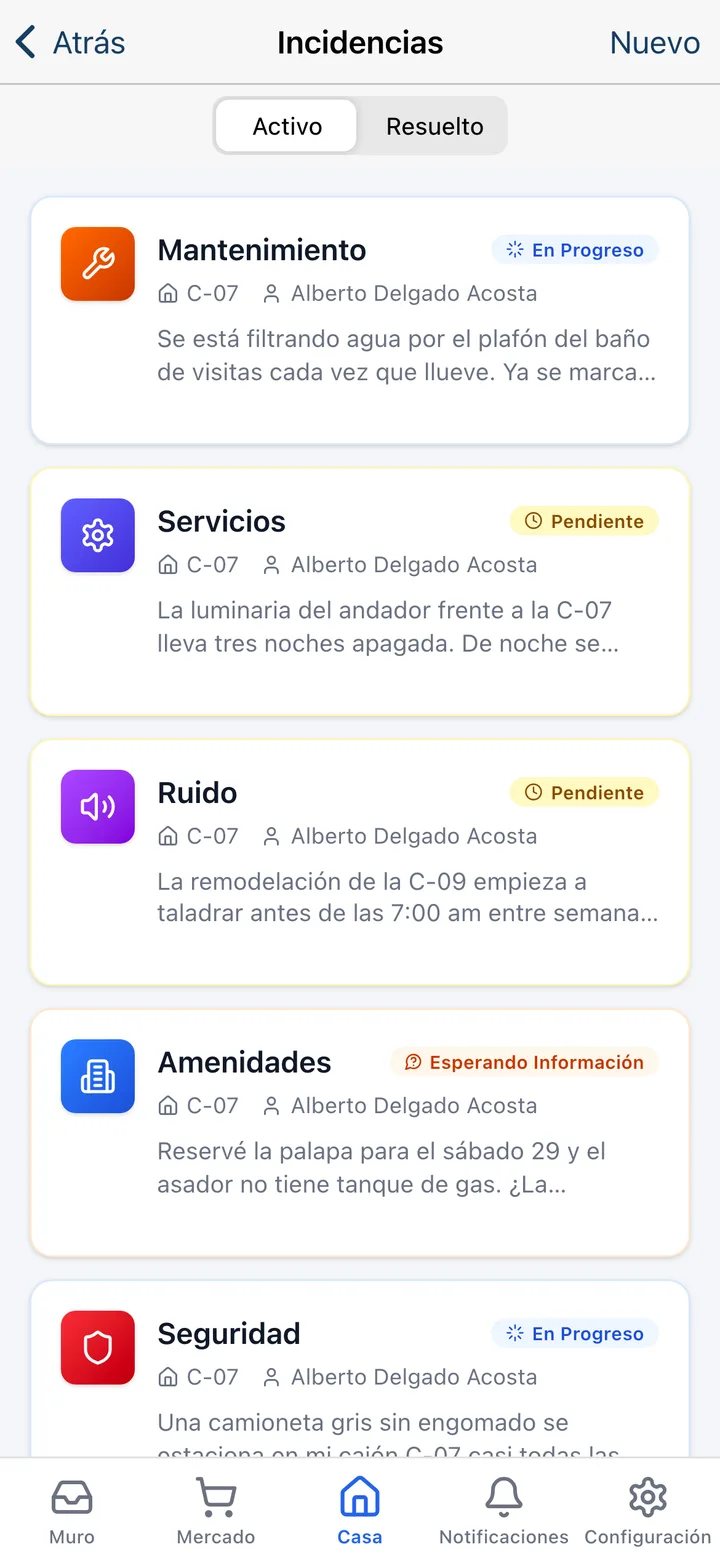 App de Koti mostrando el reporte de una incidencia por un residente, con foto y descripción.